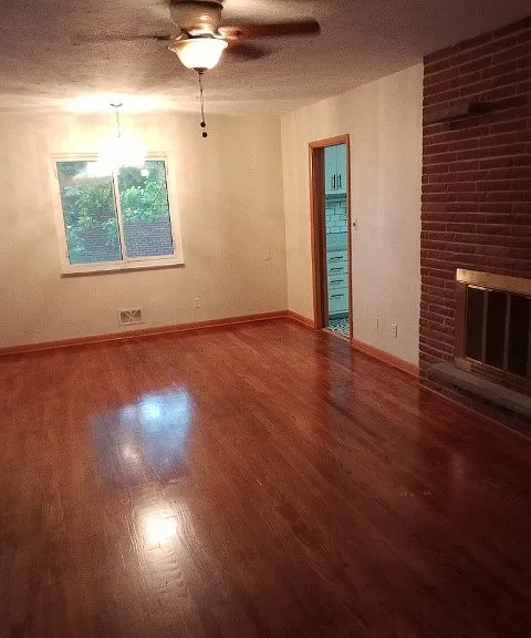 690 Gordon Dr — Photo 2