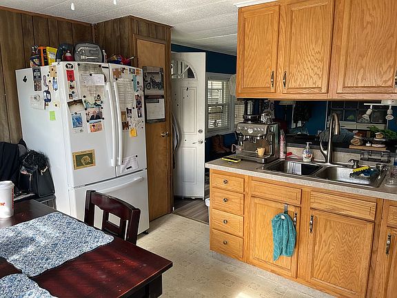 View towards entrance and LR