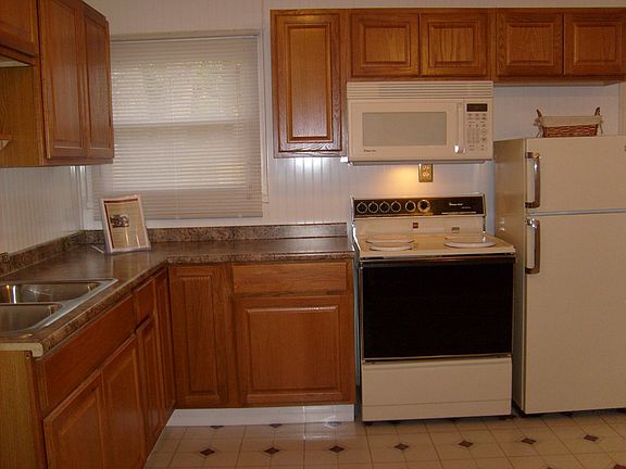 Fantastic oak kitchen with appliances and large pantry!