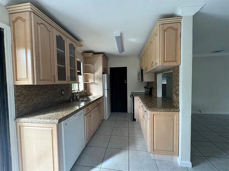 6101 NW 18th St — Photo 10