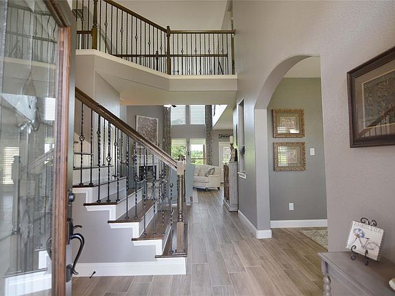 3rd image of 111 W Wading Pond Cir