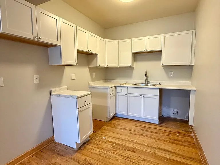 900 N Western Ave — Photo 4
