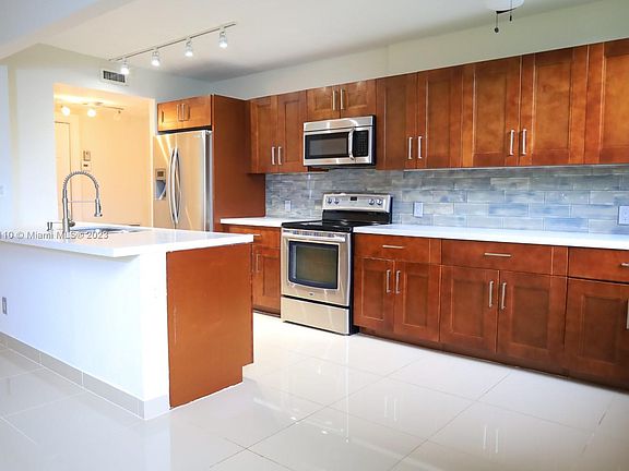 5th image of 4200 Hillcrest Dr APT 211