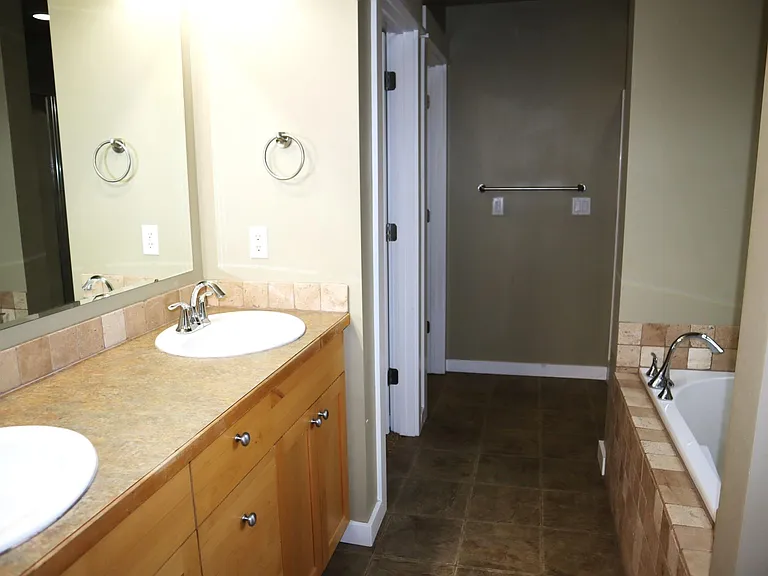 2895 E Deerhill Dr — Photo 16