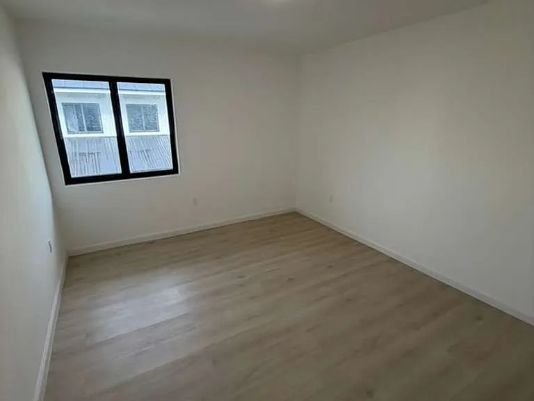 552 NW 7th St #6 — Photo 2