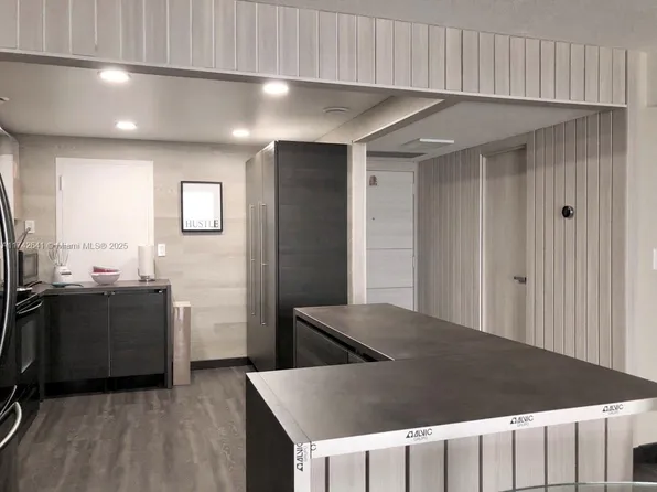 427 Golden Isles Dr APT 15J, Hallandale, FL 33009