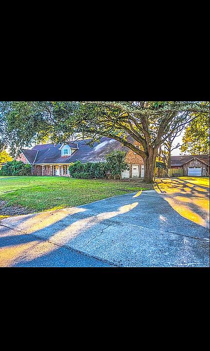 1st image of 321 Camelia Ave