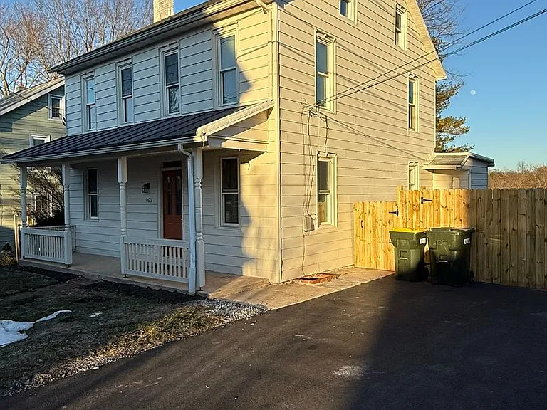 960 Maple St — Photo 2