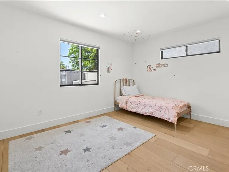 5748 Vesper Ave — Photo 21