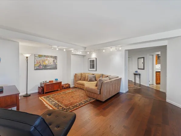 306 Harmon Cove Tower, Secaucus, NJ 07094