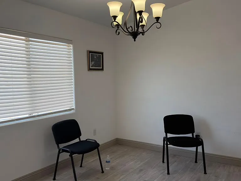 2050 Los Feliz St #102 — Photo 6