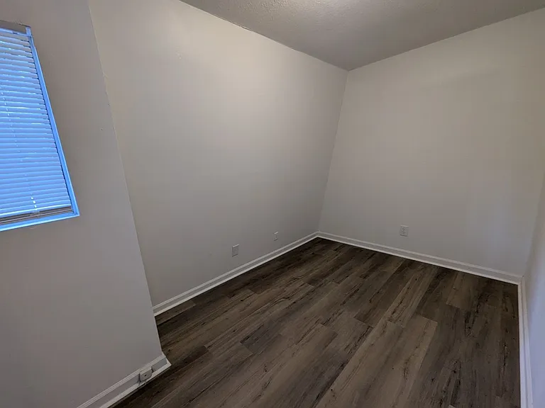 560/562 Rustwood Dr — Photo 6