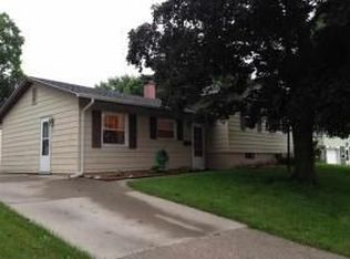 2217 Hillandale Rd, Davenport, IA 52804