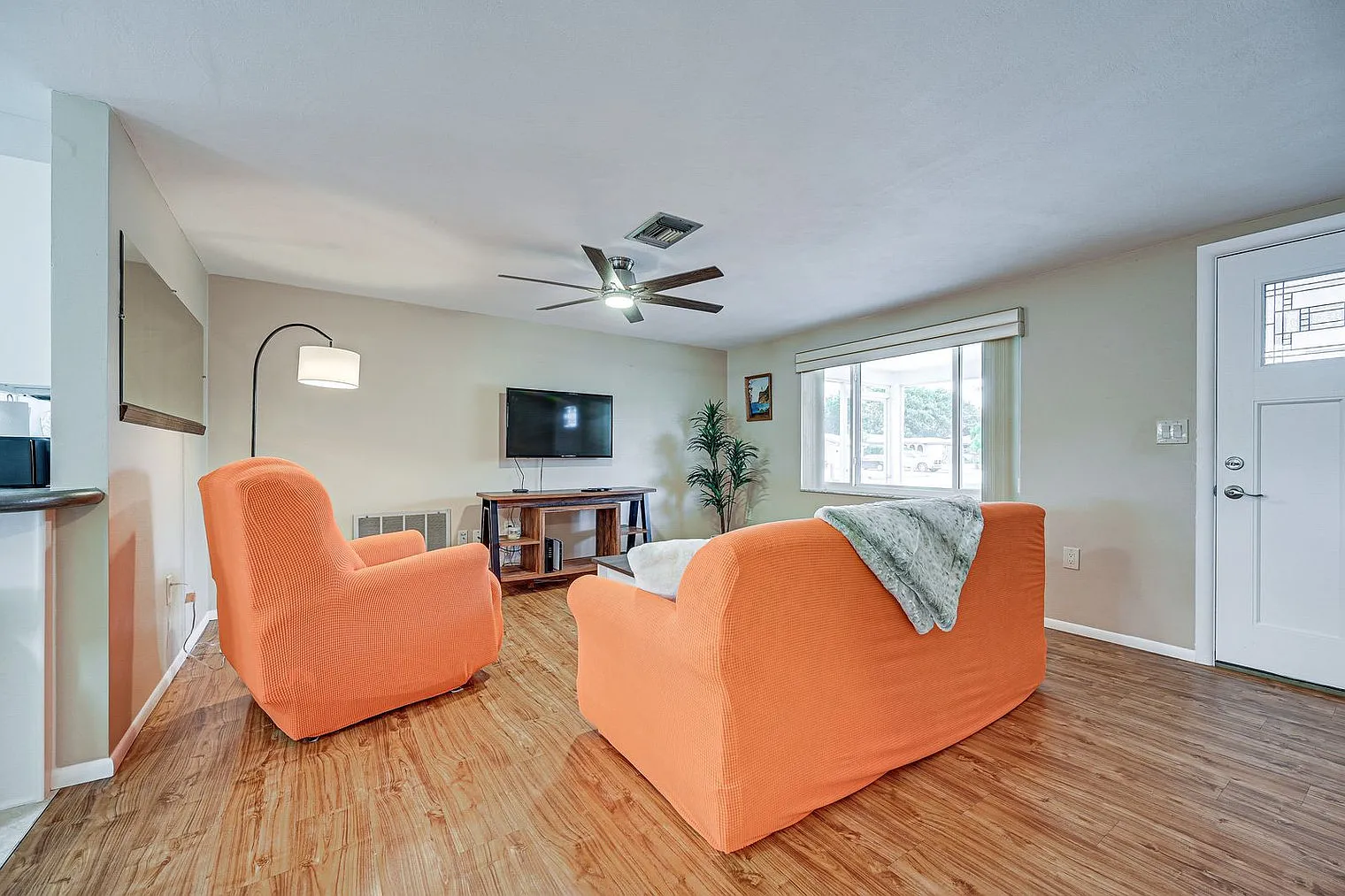 2 bed, 2.0 bath, 1097 sqft, $2,322 — Photo 3