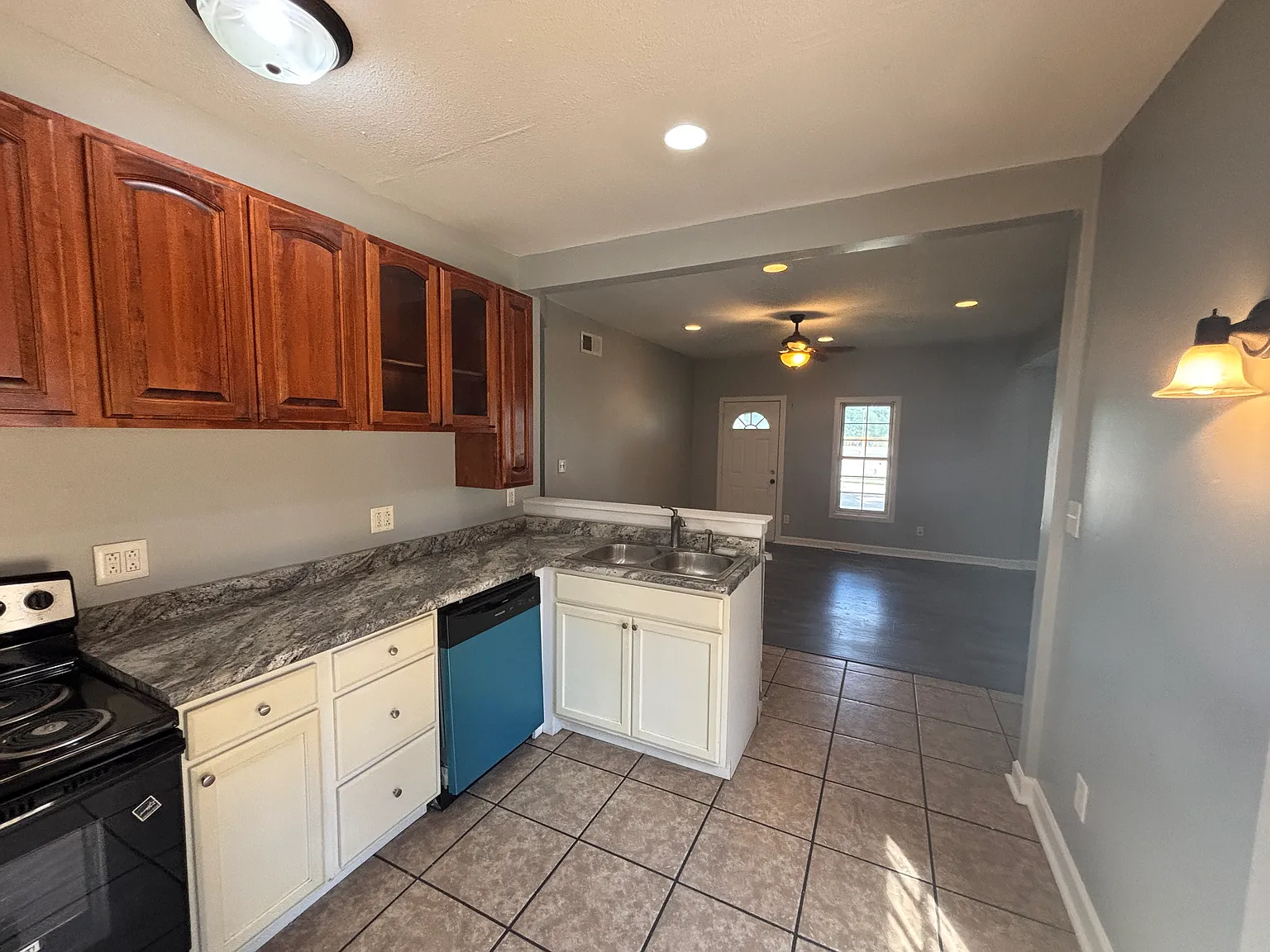 3 bed, 1000 sqft, $2,300 — Photo 4