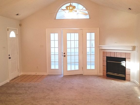 Great Room w/ Gas Fireplace