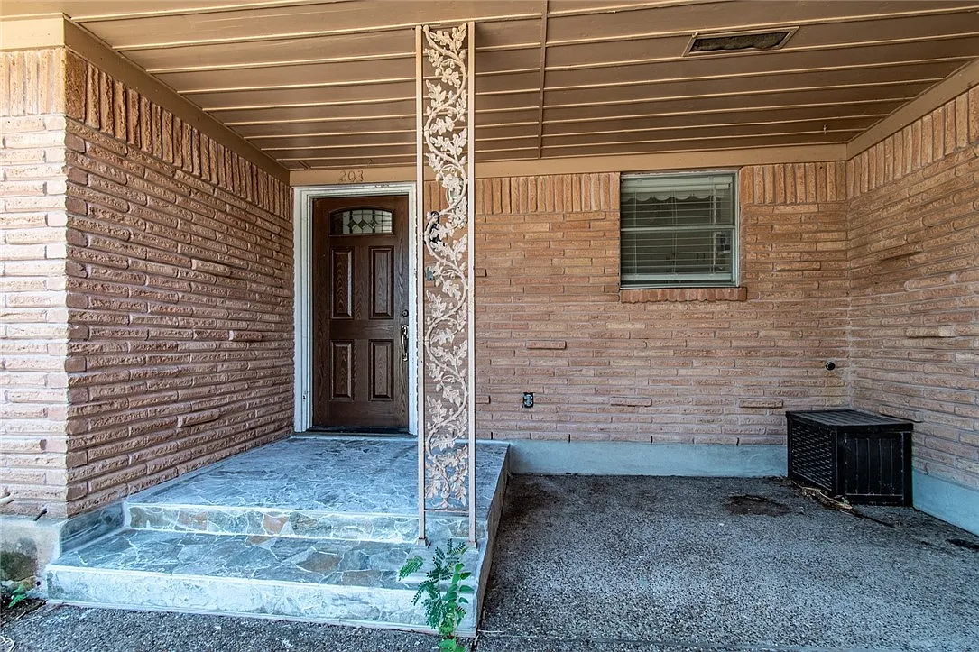 3 bed, 2.0 bath, 1841 sqft, $2,100 — Photo 4