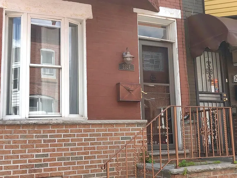 2324 Watkins St — Photo 2