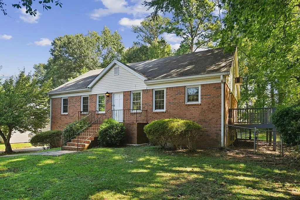 4 bed, 2.0 bath, 2304 sqft, $2,600 — Photo 2
