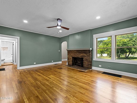 4th image of 2772 Selma Ave