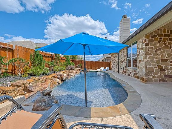 Come relax on the sun deck of your beautiful pool!!