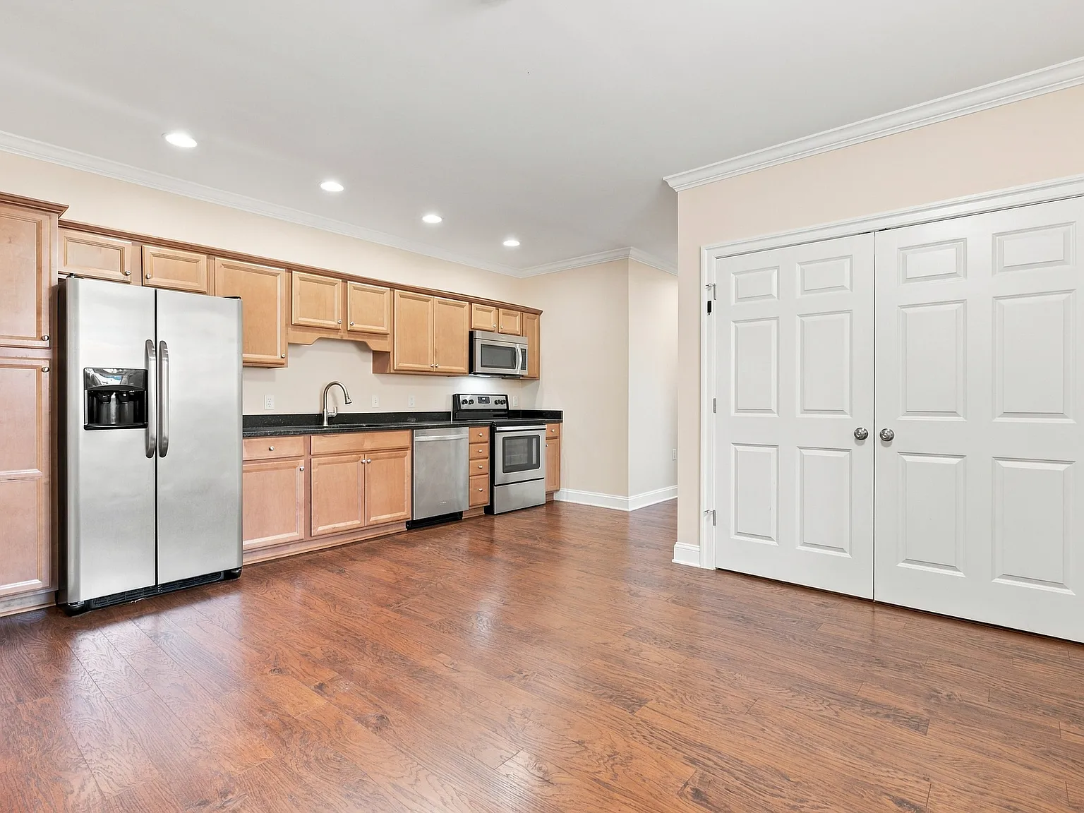 1 bed, 981 sqft, $1,700 — Photo 2