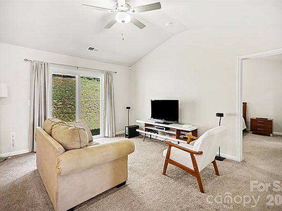 4th image of 3150 Maple Ridge Dr