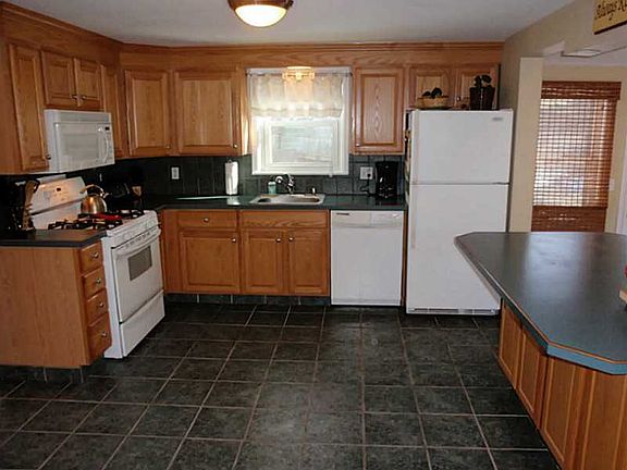 3rd image of 42 Creekwood Dr