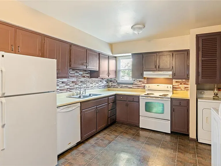 1365 E Tanners Creek Dr — Photo 2