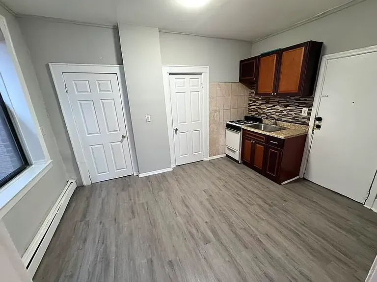 115 Grafton Ave — Photo 1