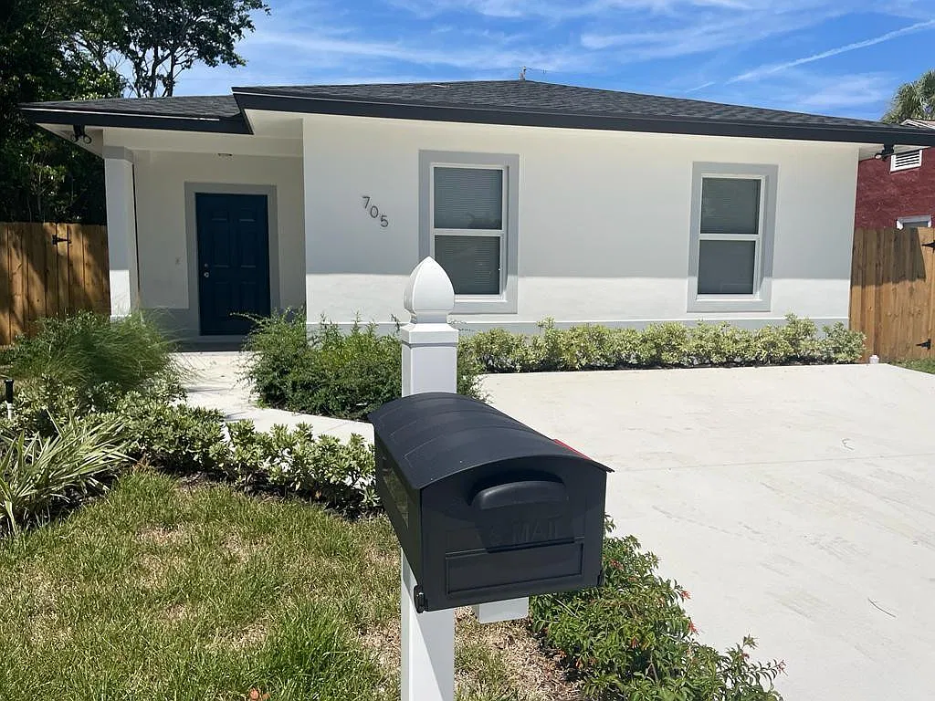 4 bed, 2.0 bath, 1489 sqft, $4,699 — Photo 2