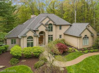 6061 Turnberry Dr, Commerce Township, MI