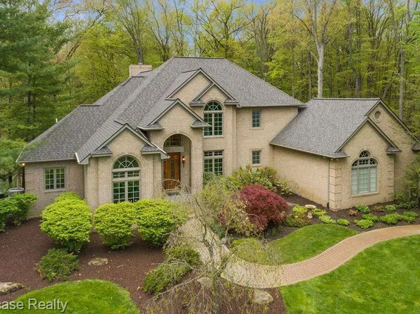 6061 Turnberry Dr, Commerce Township, MI 48382