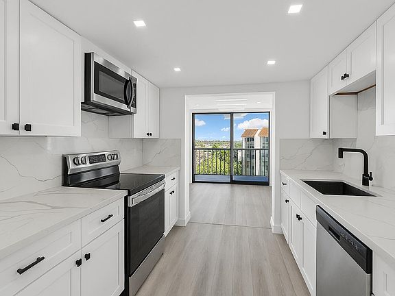 3rd image of 859 Jeffery Street #810