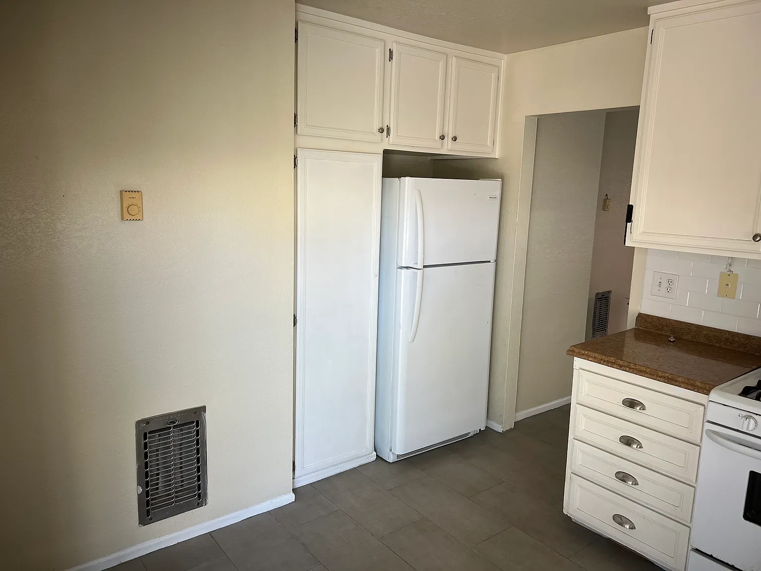 2 bed, $3,200 — Photo 3