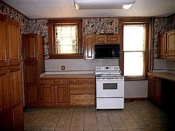 4th image of 728 N Centre St