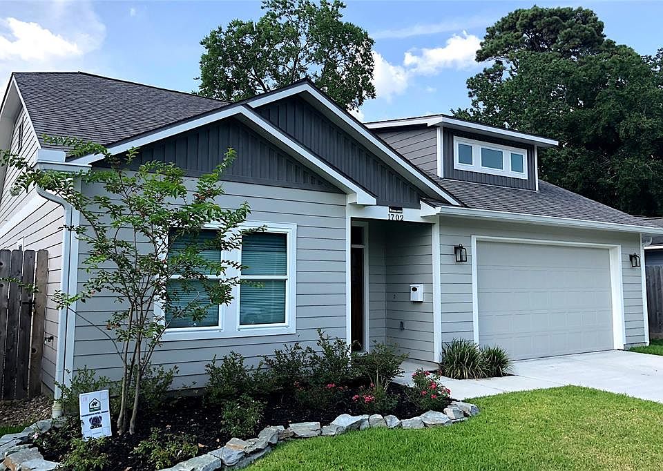 Beautiful single story home in Oak Forest built by City Cottage less than a year ago (7/17).