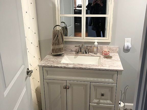 Mudroom Full Bathroom w/ tub