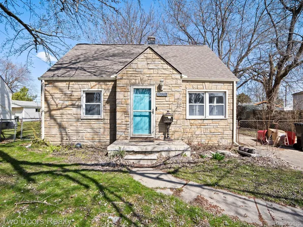 19569 Waldron St, Roseville, MI 48066