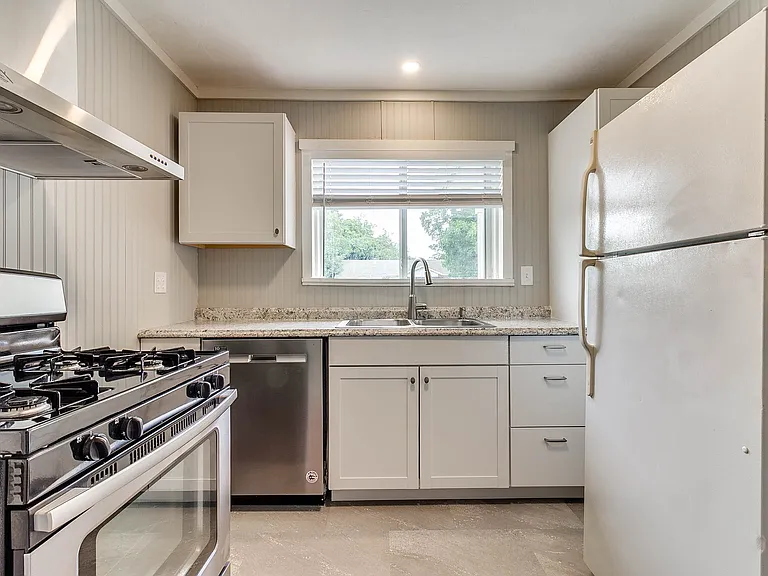 1414 Oxford Way — Photo 15