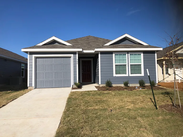 700 Dashwood Dr — Photo 2