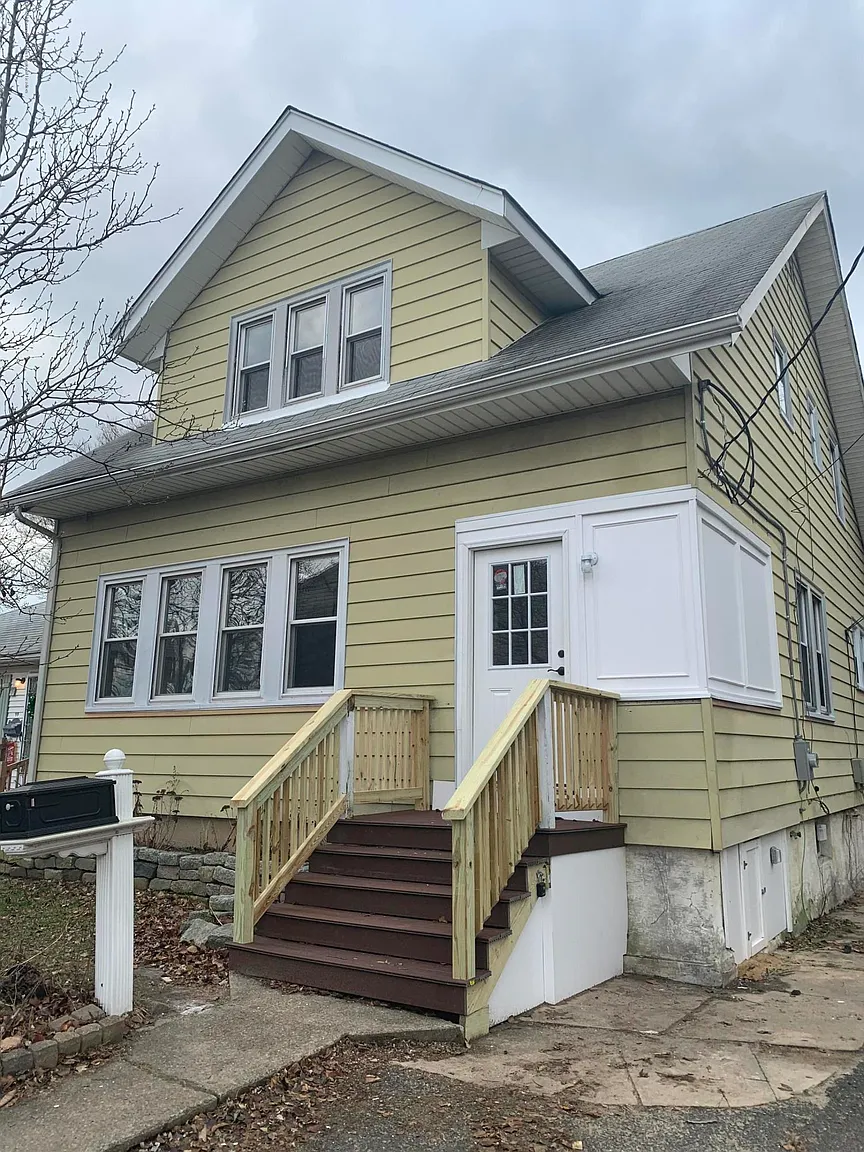 95 Leroy Pl photo 1