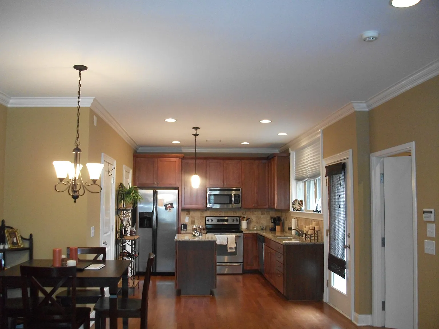 2 bed, 2.5 bath, 1400 sqft, $2,000 — Photo 3