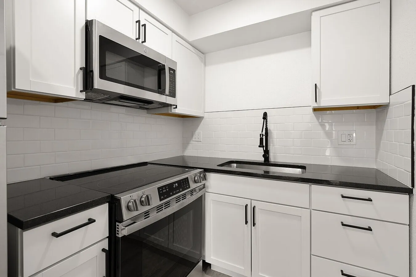 Hampton Court Apartments — Photo 2