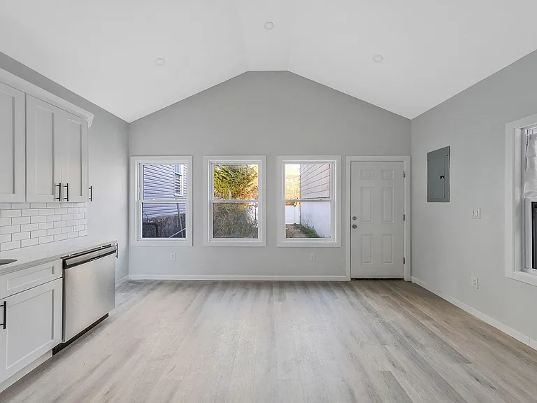 224 Amber St — Photo 8