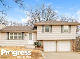 5011 N Wood Ridge Dr, Kansas City, MO 64151