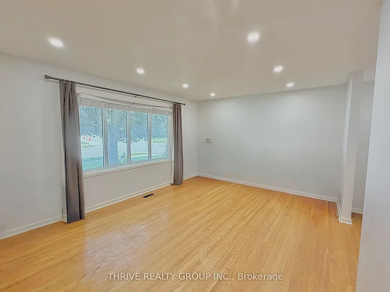 1449 Glenora Dr #UPPER — Photo 5