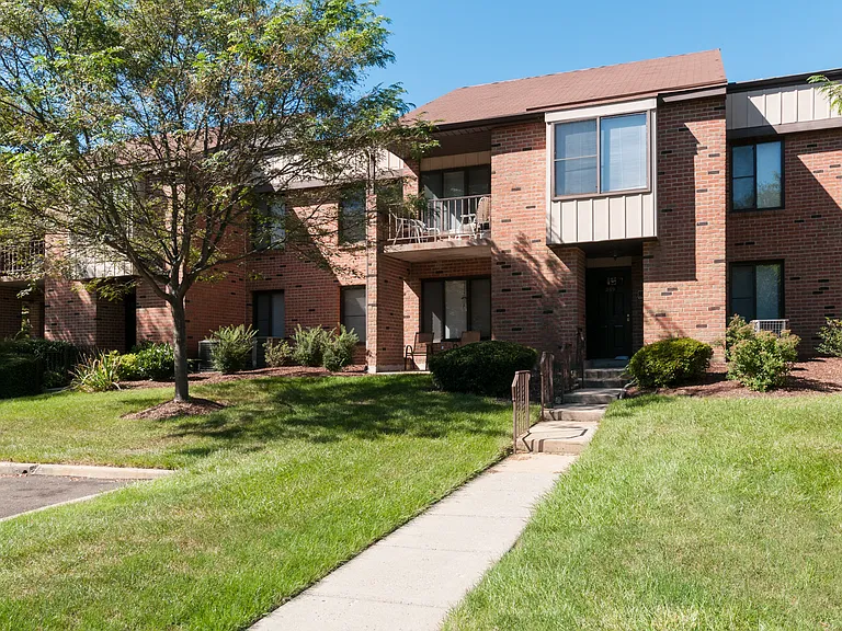 Metropolitan Tareyton Estates — Photo 24
