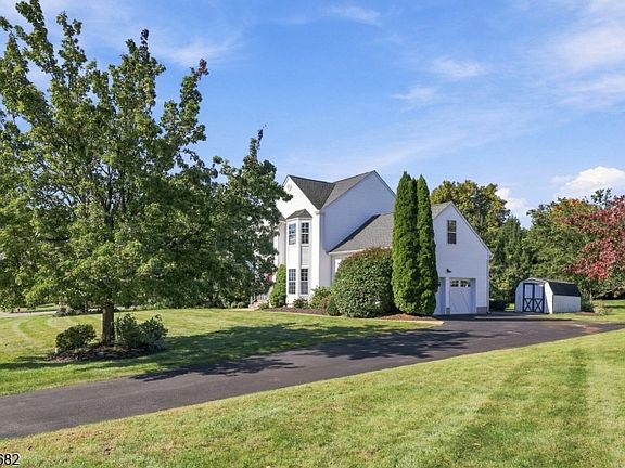 3rd image of 15 Canterbury Ln