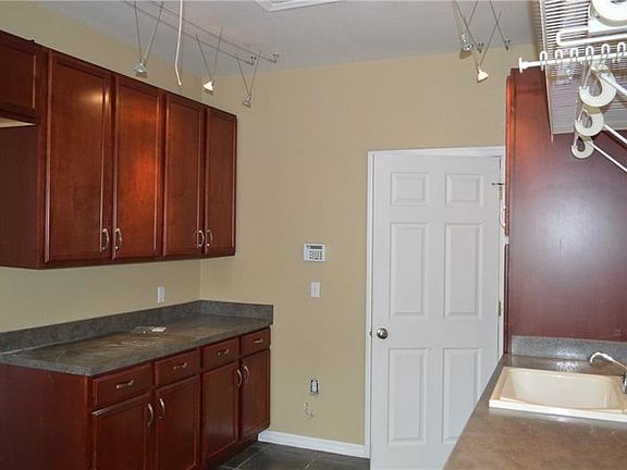 4th image of 1605 N Gordon St